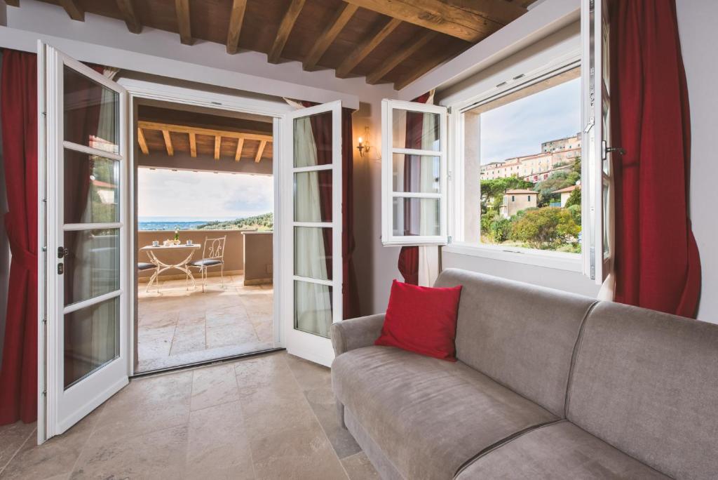 A seating area at Relais dei Molini - Villa dei Molini