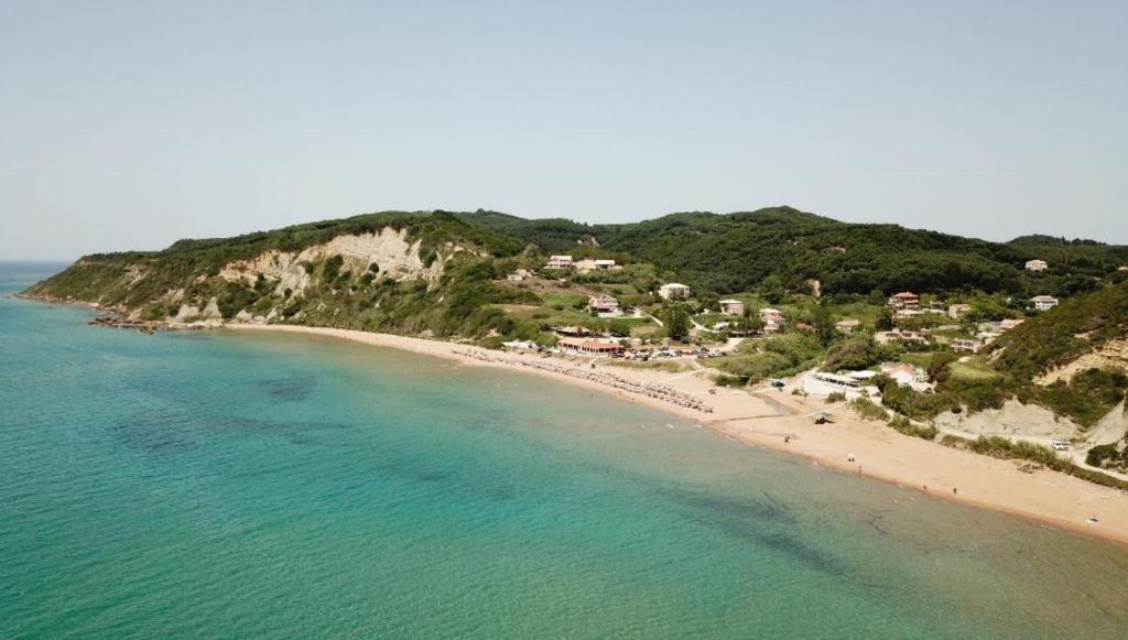 eine Luftansicht auf einen Strand mit dem Meer in der Unterkunft Villa Kostas in Vitalades