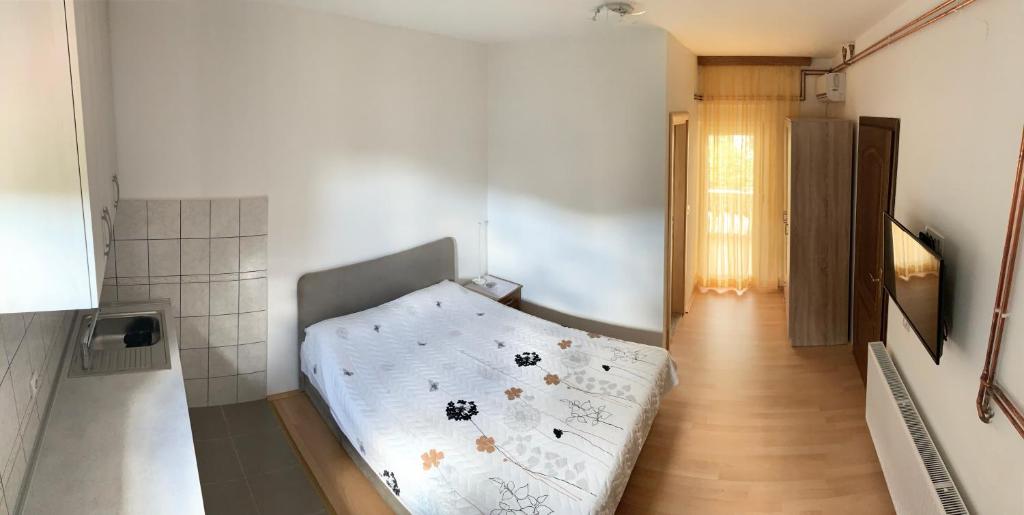 - une chambre avec un lit dans l'établissement Apartment ANGELINA, à Trebinje