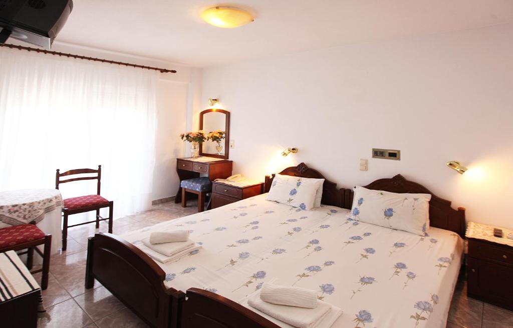 Postel nebo postele na pokoji v ubytování Hotel Fourkos