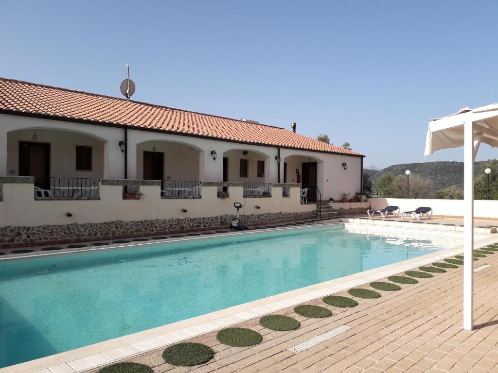 Bazén v ubytování Hotel Valle del Cedrino nebo v jeho okolí