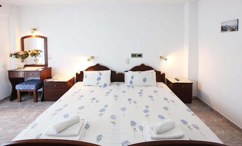 Postel nebo postele na pokoji v ubytování Hotel Fourkos