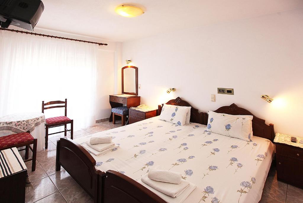 Postel nebo postele na pokoji v ubytování Hotel Fourkos