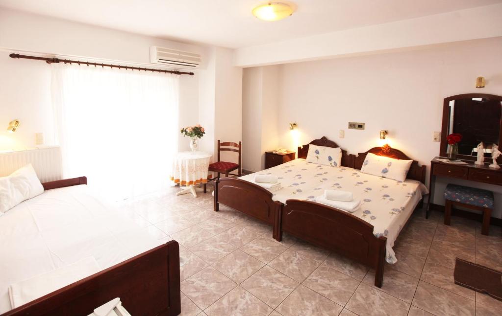 Postel nebo postele na pokoji v ubytování Hotel Fourkos