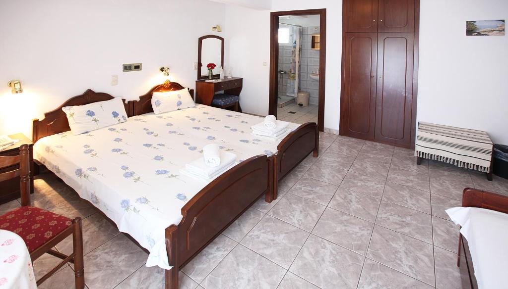 Postel nebo postele na pokoji v ubytování Hotel Fourkos