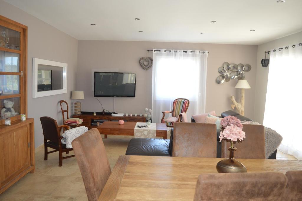 uma sala de estar com um sofá e uma mesa em Villa em Combas