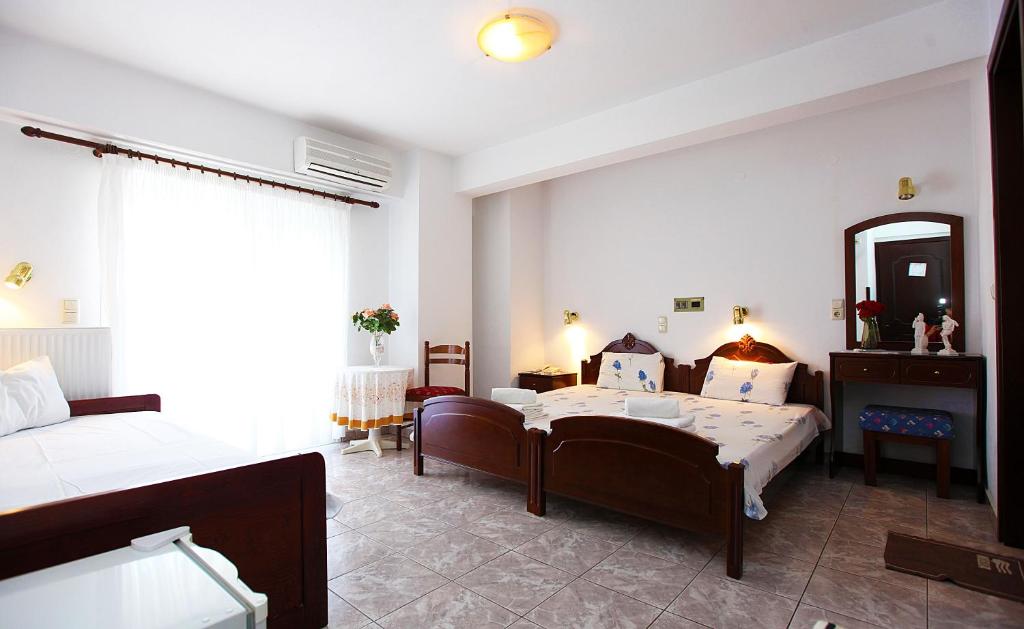 Postel nebo postele na pokoji v ubytování Hotel Fourkos