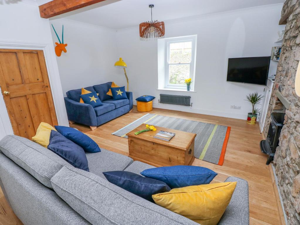 una sala de estar con un sofá y una mesa en 5 Park Place, en Tenby