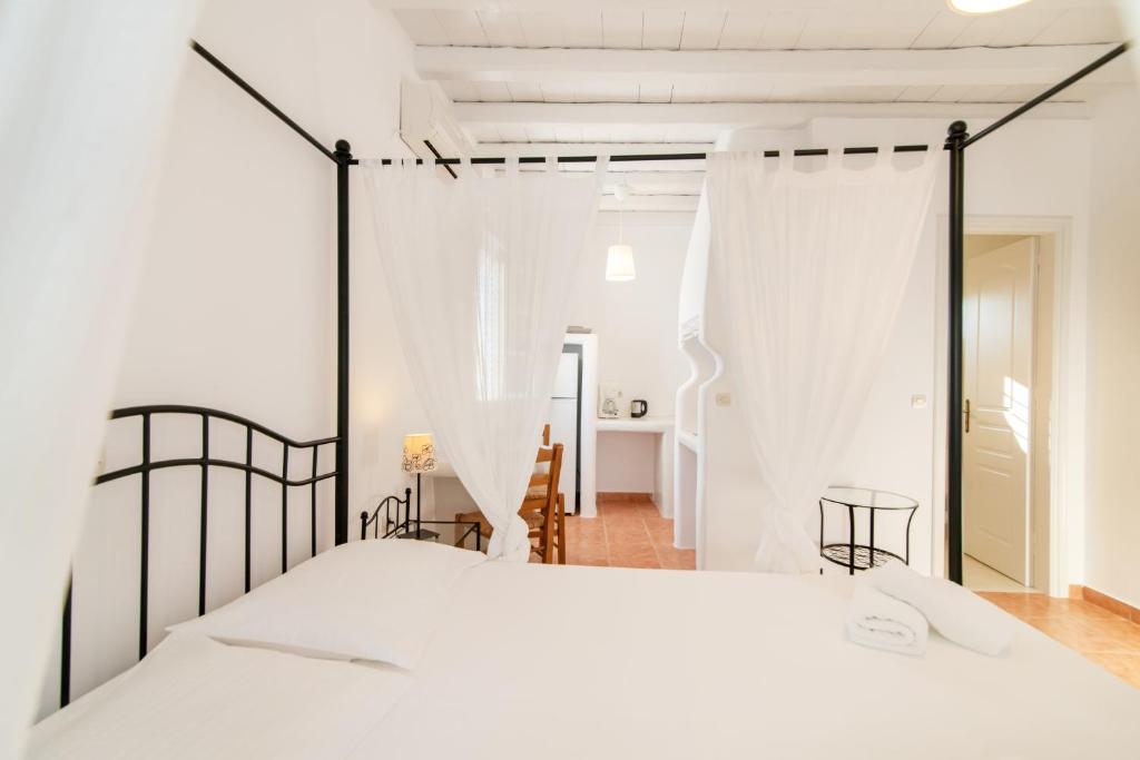 Postel nebo postele na pokoji v ubytování Didymes Studios