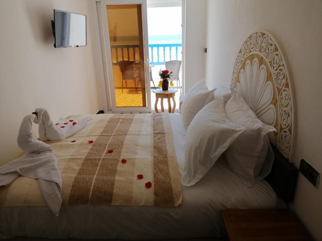 Postel nebo postele na pokoji v ubytování Riad Zawia
