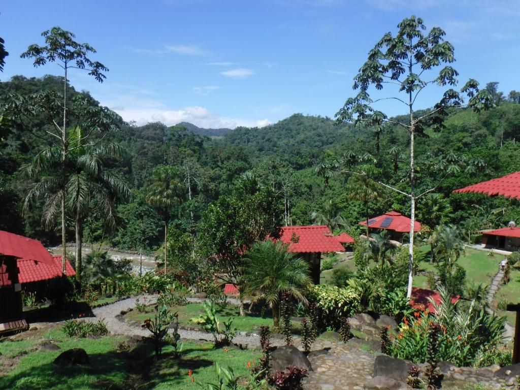 Blick auf ein Resort mit Bergen im Hintergrund in der Unterkunft Pacuare River Lodge in Bajo Tigre