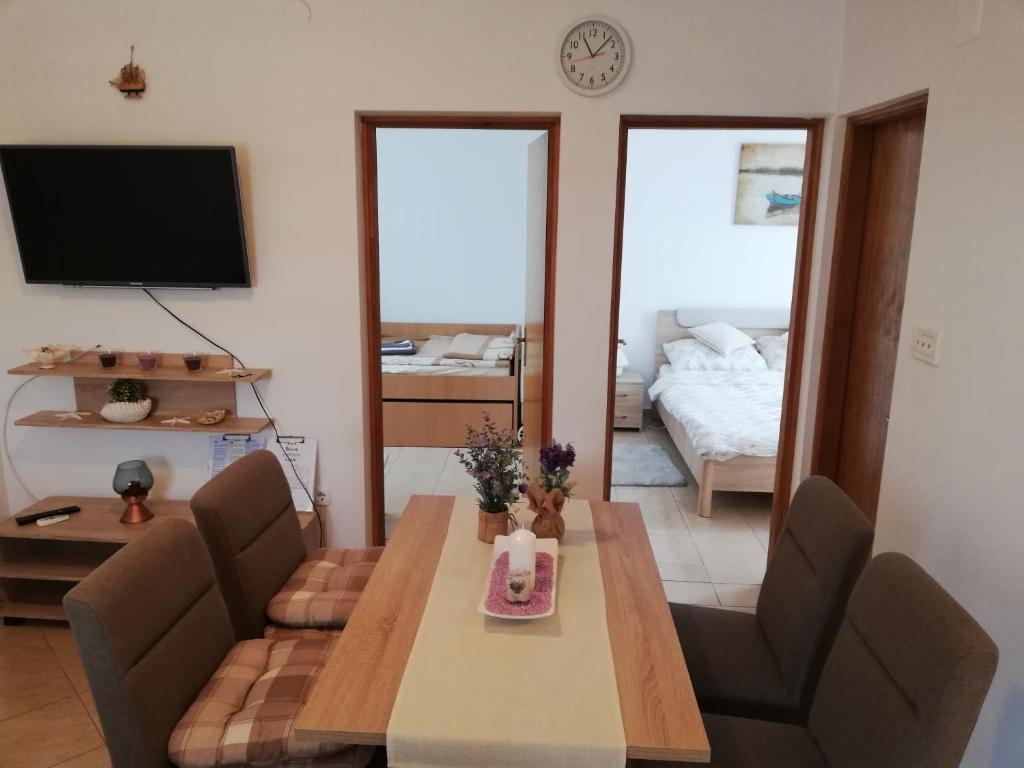 TV a/nebo společenská místnost v ubytování Apartman Pajo
