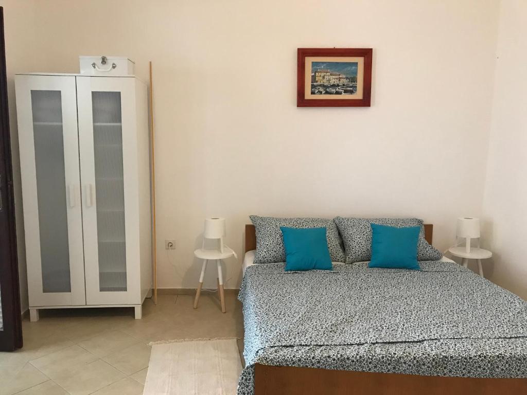um quarto com uma cama com almofadas azuis em Studio apartment Milla em Rijeka