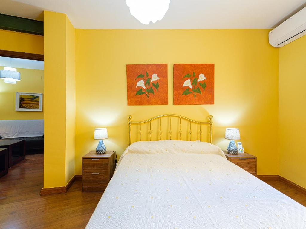 En eller flere senge i et værelse på Apartamento San Vicente by Toledo AP