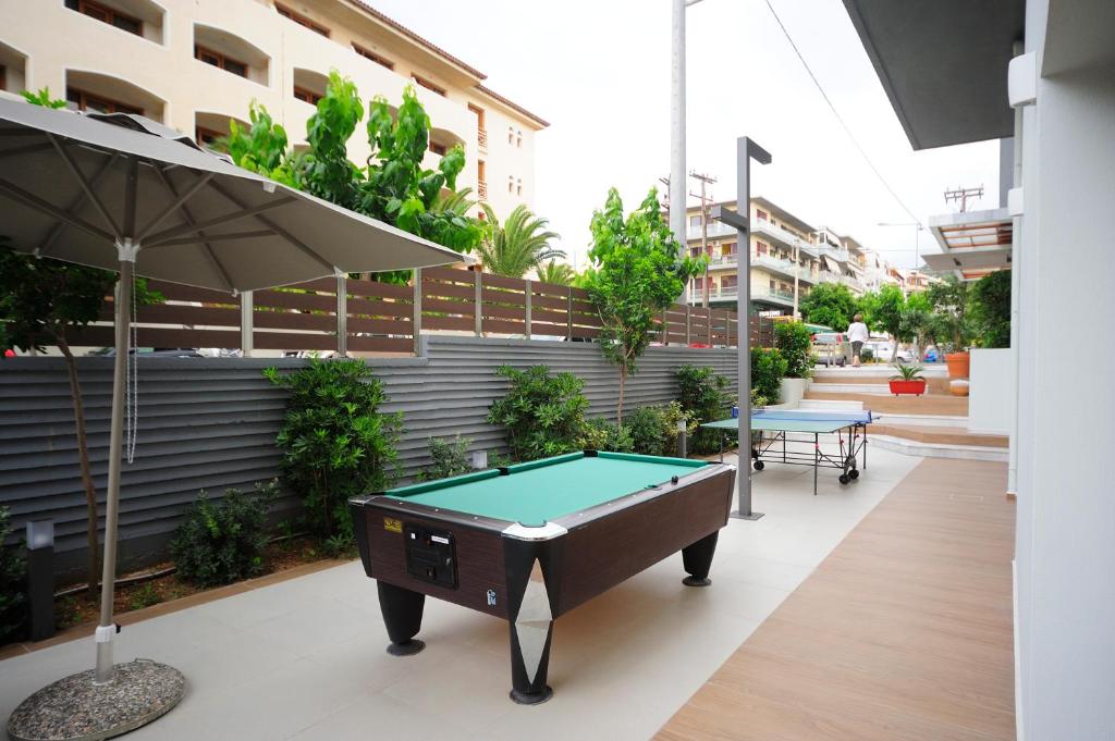 Stolní tenis v ubytování Atrium Ambiance Hotel nebo okolí