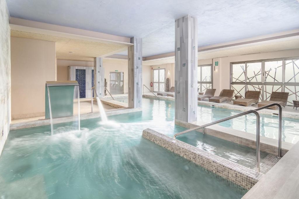 Zahara Beach & Spa by QHotels - Adults Recommendedの敷地内または近くにあるプール