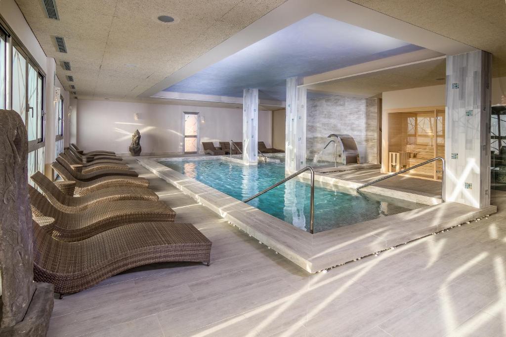 Zahara Beach & Spa by QHotels - Adults Recommendedの敷地内または近くにあるプール