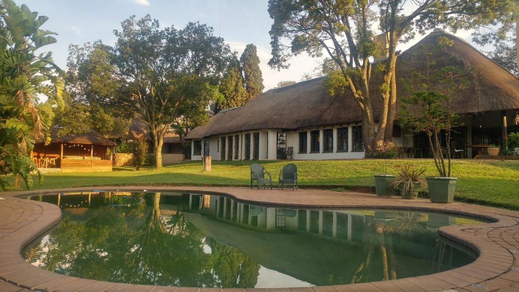 een huis met een zwembad ervoor bij A Night at the Museum in Johannesburg