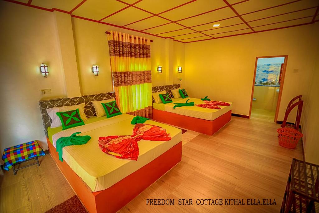 Postel nebo postele na pokoji v ubytování ELLA FREEDOM STAR COTTAGE