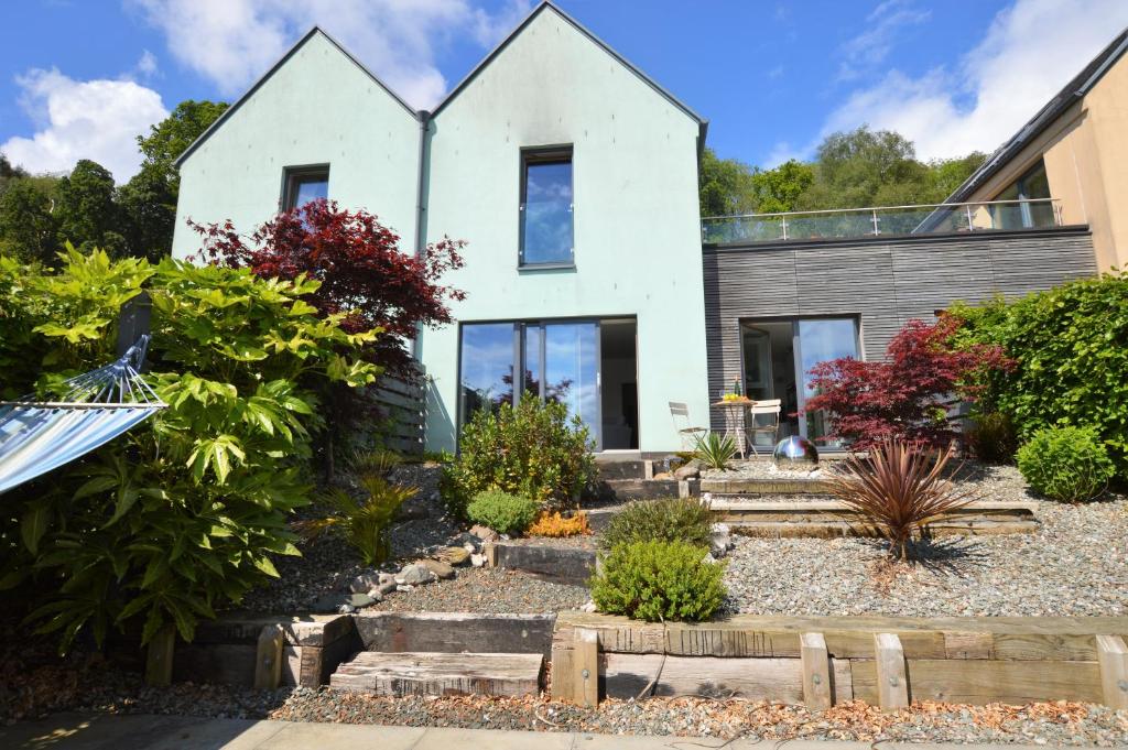 ein Haus mit Garten davor in der Unterkunft Tigh Na Claddoch in Dunoon