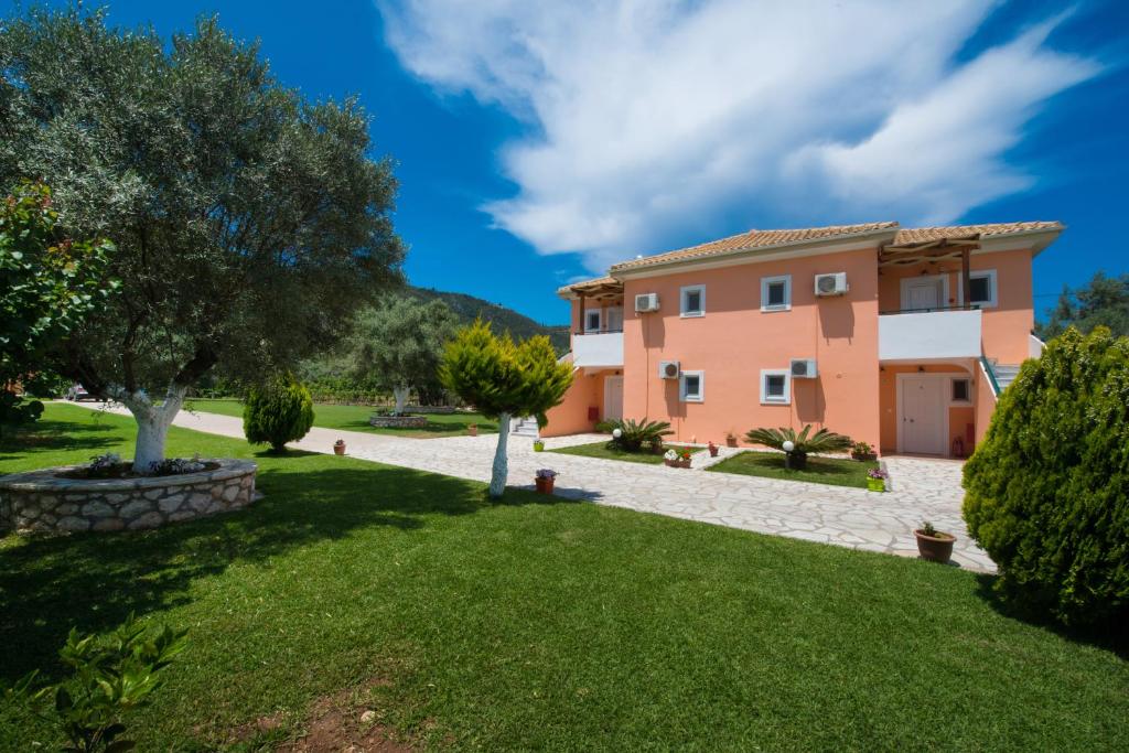 ein Bild einer Villa mit Garten in der Unterkunft Eleana Studios in Lefkada Town