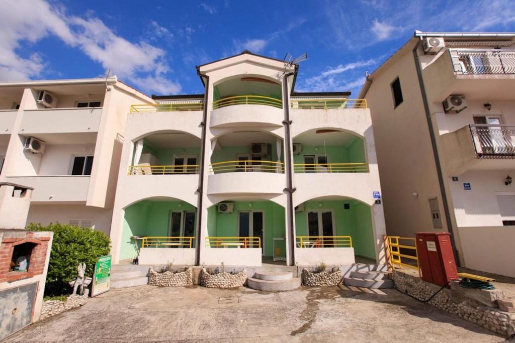 ein Apartmenthaus mit Grün und Weiß in der Unterkunft Apartments Natalika in Podaca