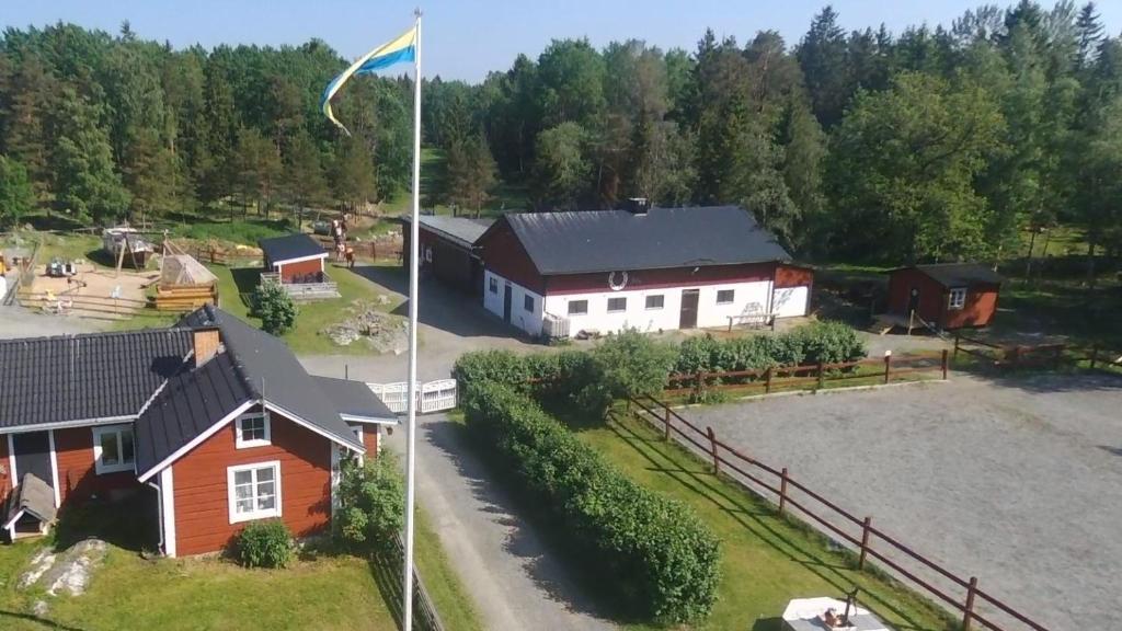 Herräng的住宿－Haga gård och Stall，房屋和旗帜的空中景观