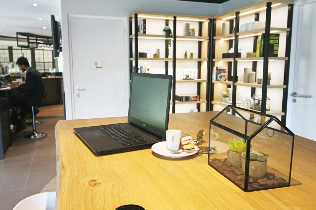 Příslušenství pro přípravu čaje a kávy v ubytování Campanile Hotel Senlis