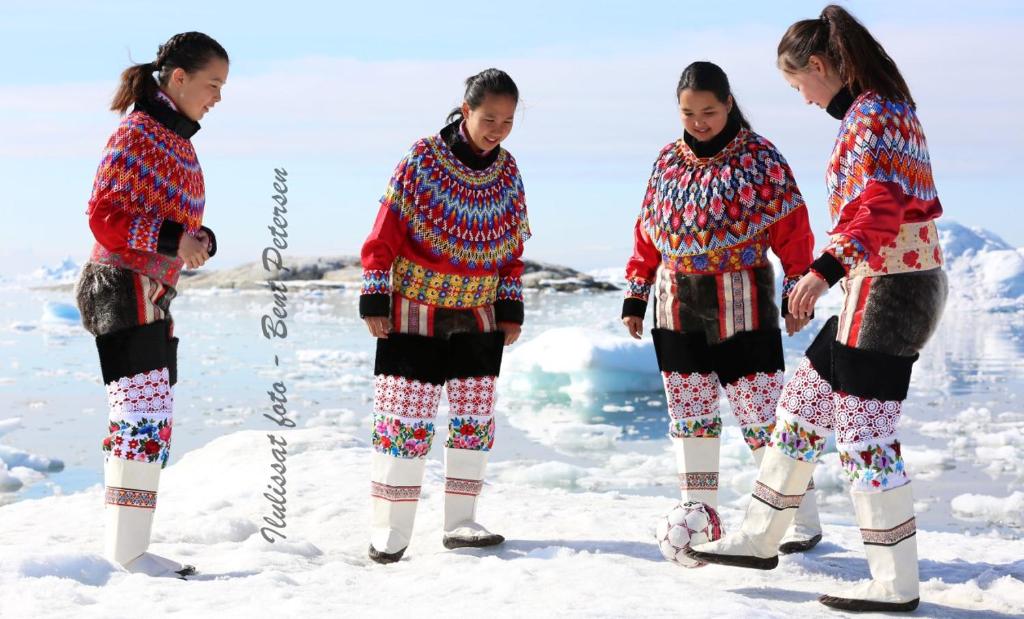 Un groupe de filles debout dans la neige dans l'établissement Ilulissat Apartment, à Ilulissat