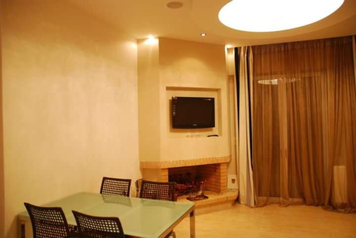 TV a/nebo společenská místnost v ubytování LESSIOTI APARTMENTS
