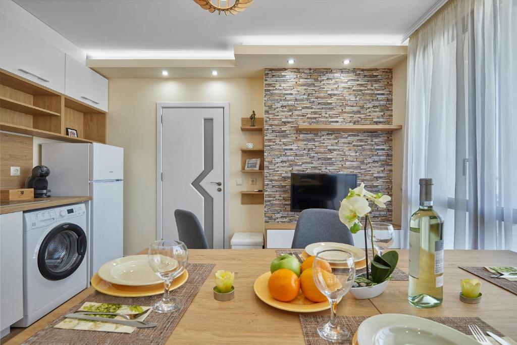 ブルガスにあるROMANCE APARTAMENT & Free Parkingのキッチン、ダイニングルーム(フルーツ付きのテーブル付)