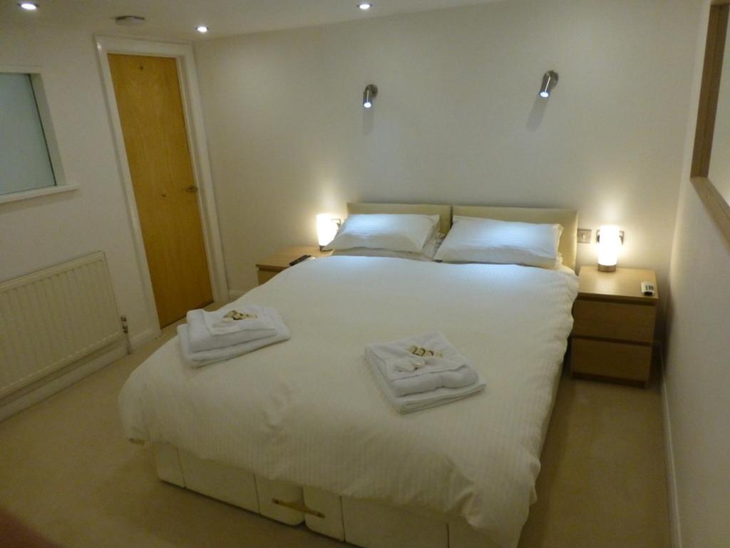 Postel nebo postele na pokoji v ubytování Earle House Serviced Apartments