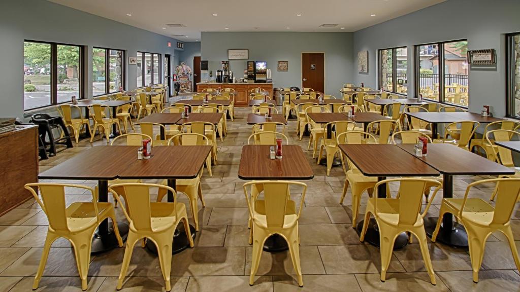 an empty restaurant with tables and chairs at Creekstone Inn in Pigeon Forge