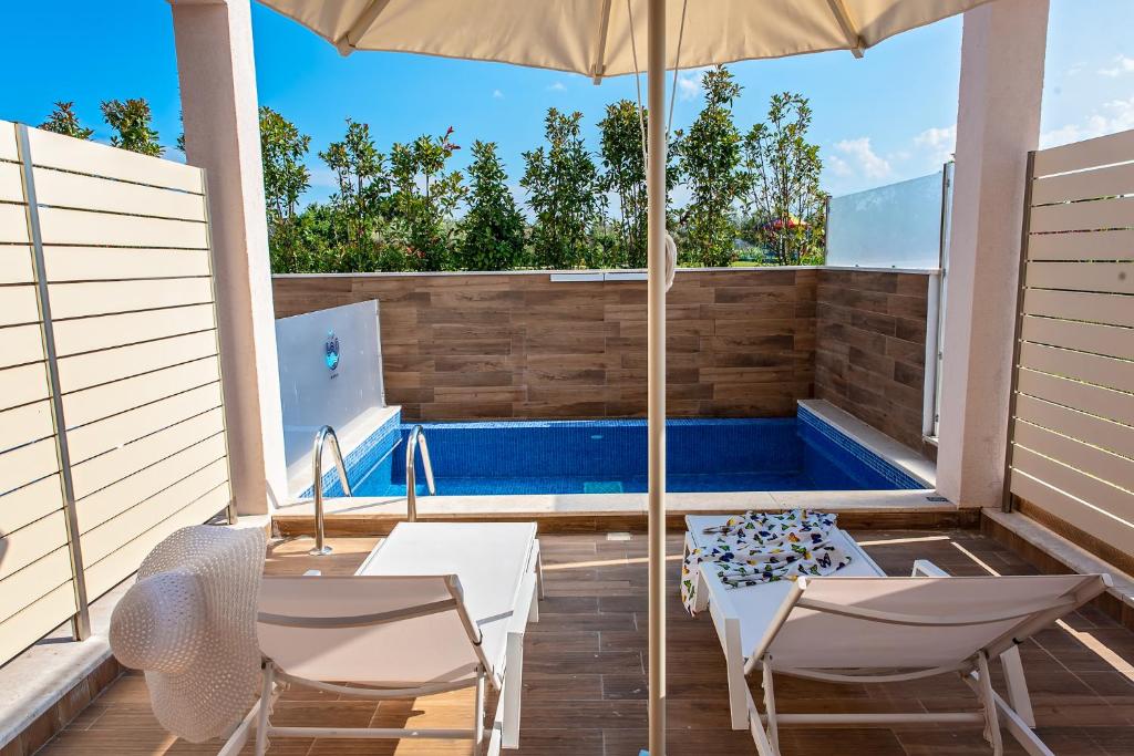 Bazén v ubytování Mythic Summer Hotel nebo v jeho okolí