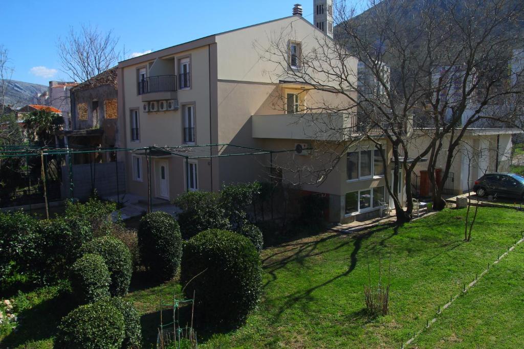 una casa con cespugli di fronte di Guesthouse Liska a Mostar