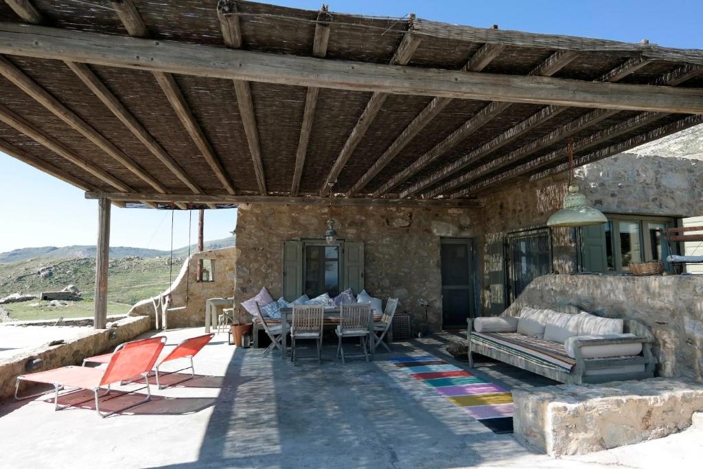 un patio de una casa con mesa y sillas en BUFO - Serifians, en Serifos Chora
