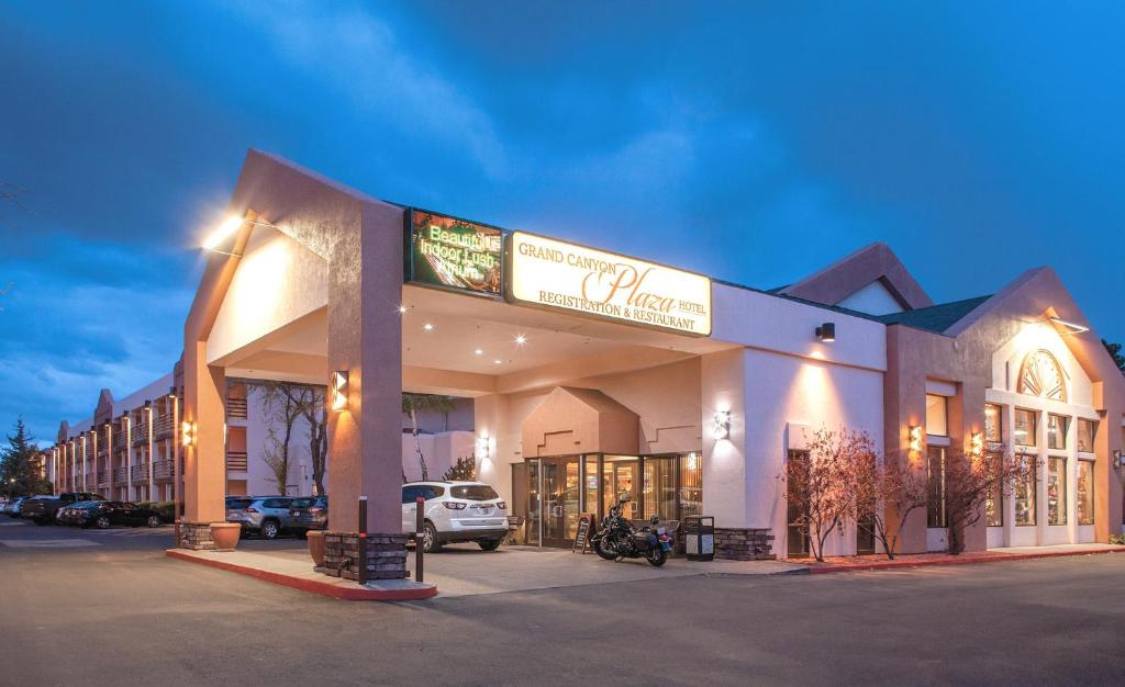 a building with a parking lot in front of it at Grand Canyon Plaza Hotel in Tusayan