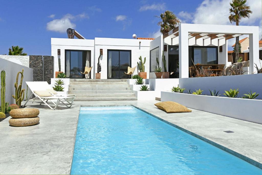 una villa con piscina di fronte a una casa di Villa Casajable a Pájara