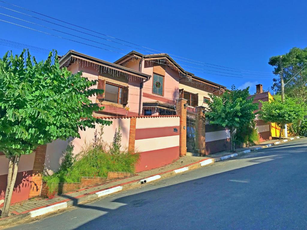 una casa vieja al lado de una calle en Casa Bela Vista en Guararema