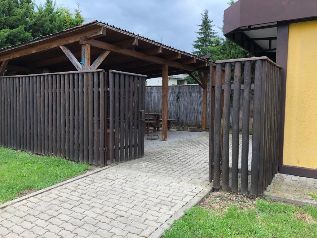 una recinzione di legno accanto a un patio con un edificio di U Seckých a Rakvice