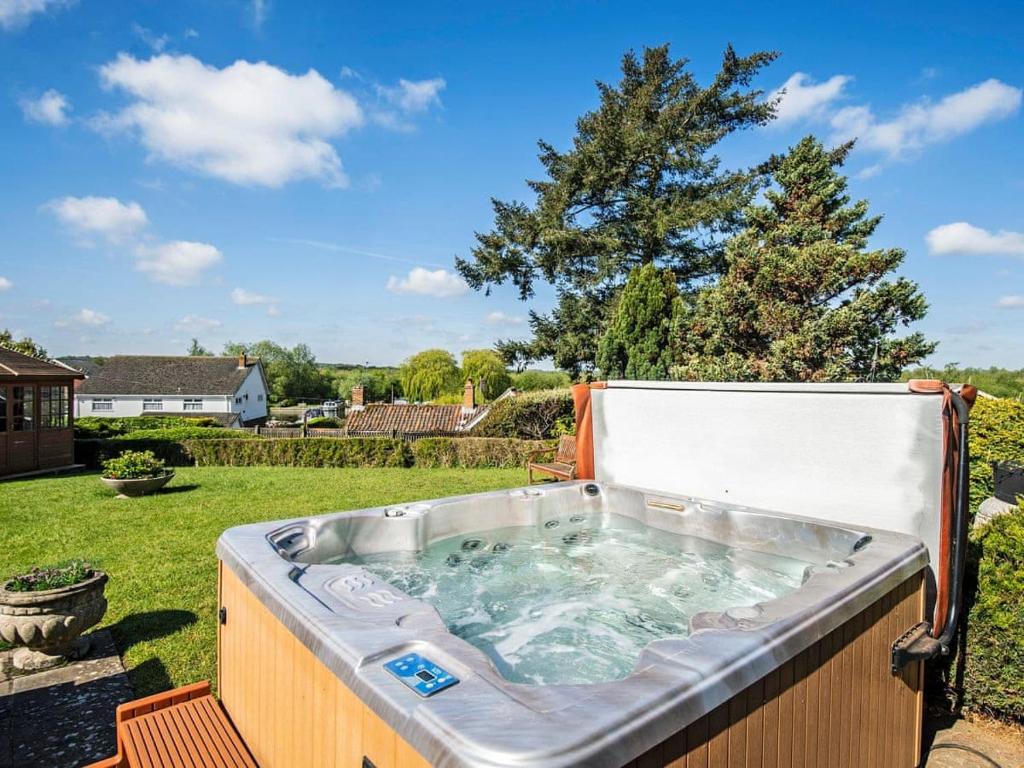 a hot tub in the backyard of a yard at Villa Morea - 5 Bed in Horning