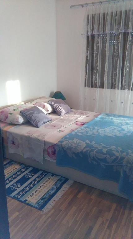 Giường trong phòng chung tại Kvarik