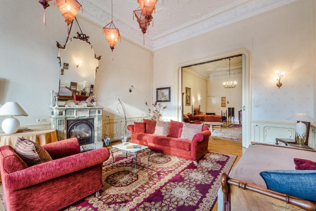 ブダペストにあるStyle, Fire-place and Balconyのリビングルーム(赤い家具、暖炉付)