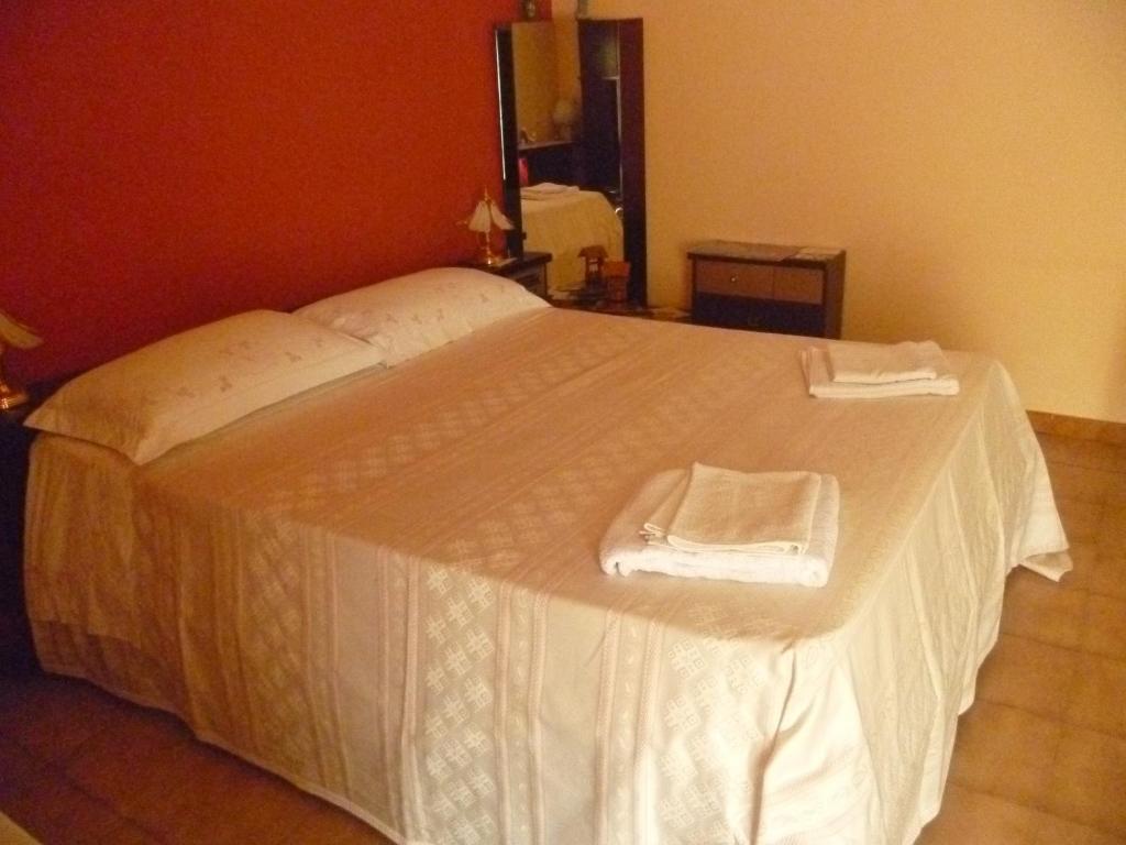 ヴィッラッジョ・モセにあるVilla Continoの白いベッド(タオル2枚付)