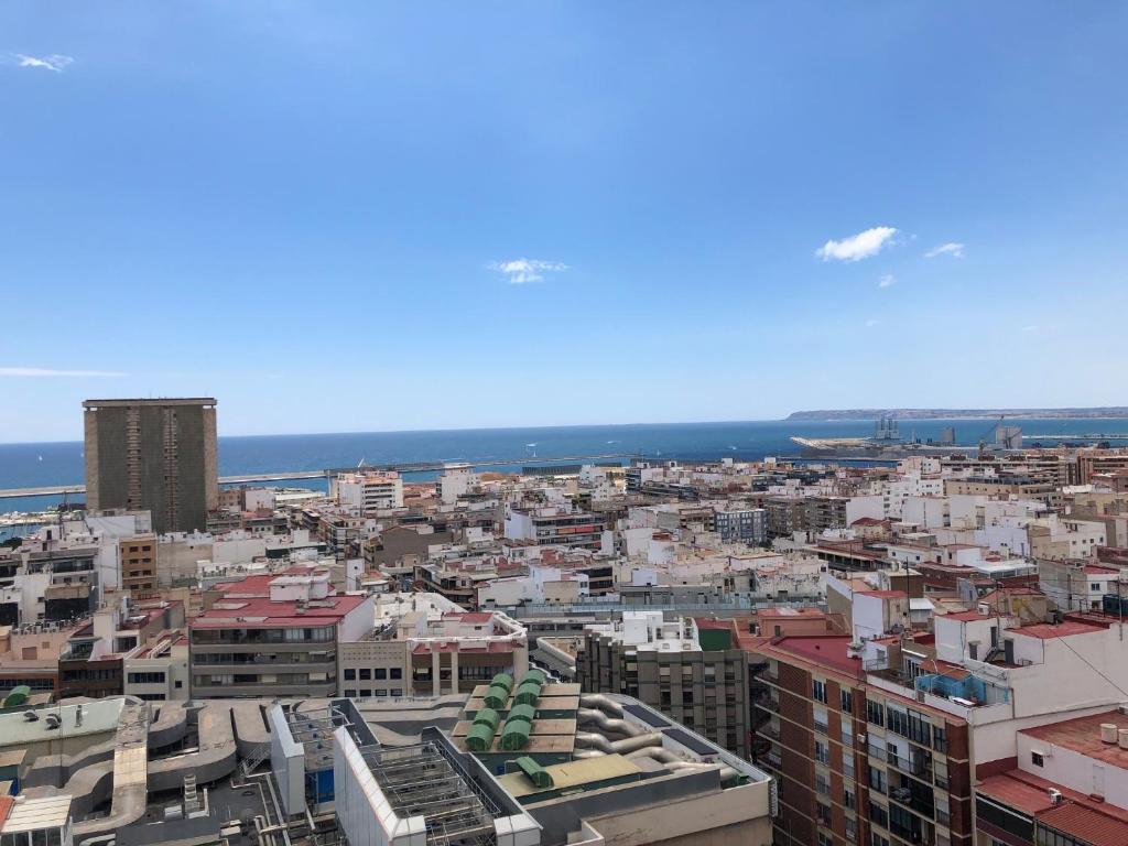 Nespecifikovaný výhled na destinaci Alicante nebo výhled na město při pohledu z apartmánu