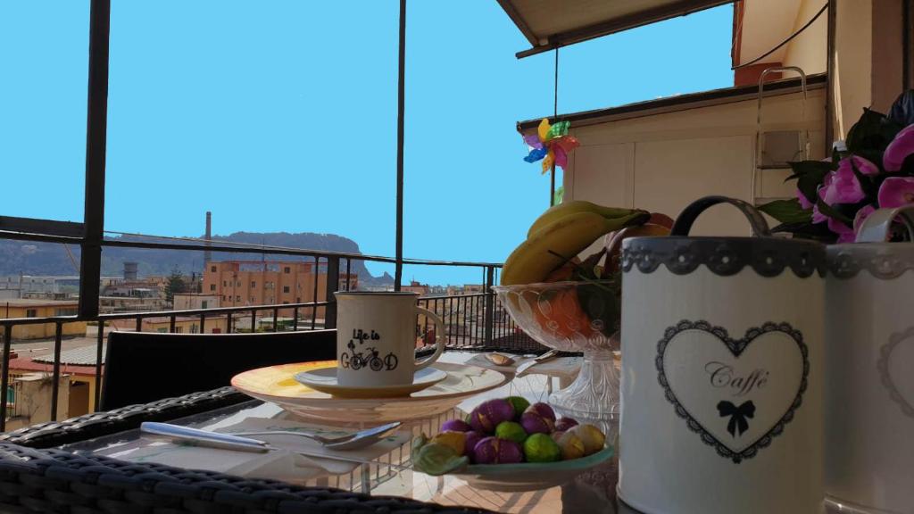 einen Tisch mit einer Obstschale auf dem Balkon in der Unterkunft Appartamento Lullaby in Neapel