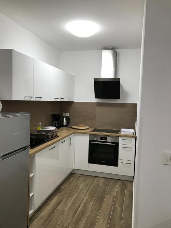 Kuchyňa alebo kuchynka v ubytovaní Apartmani Matea