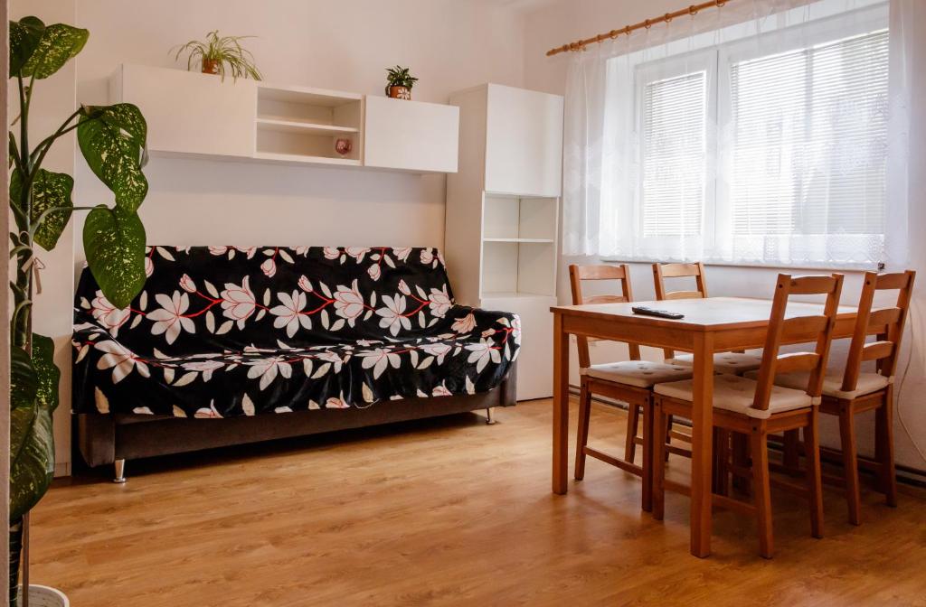 ein Wohnzimmer mit einem Sofa und einem Tisch in der Unterkunft Apartmán v Sedlici in Sedlice