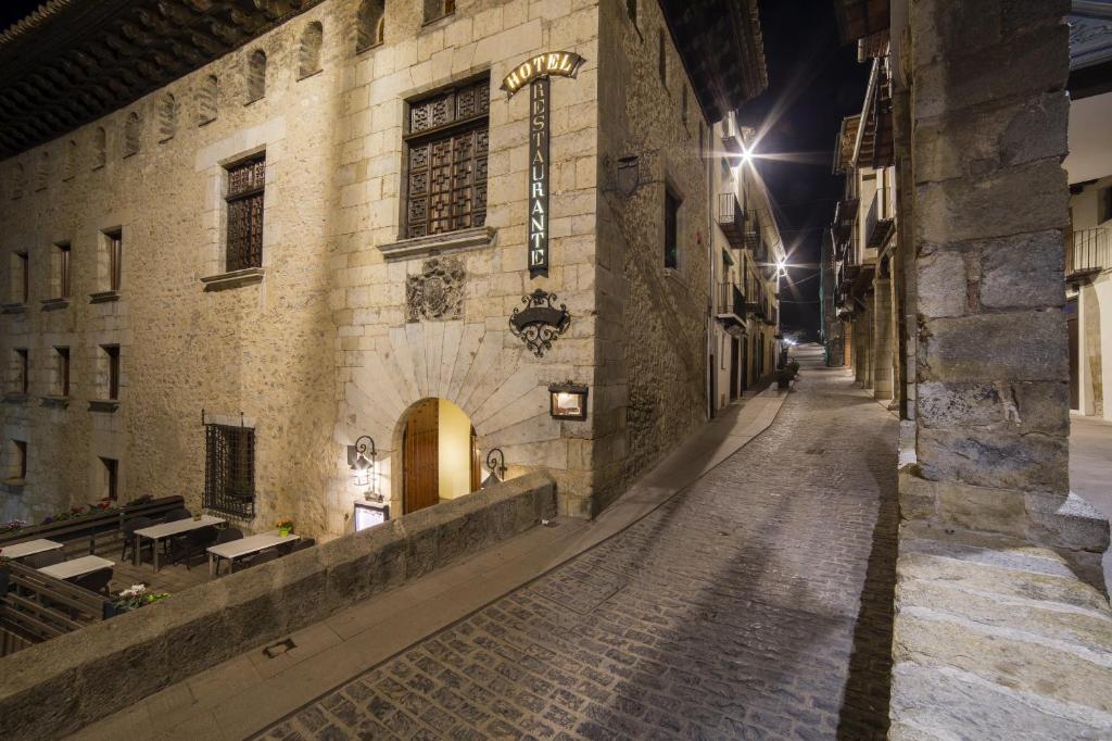 un vicolo in un vecchio edificio di notte di Hotel Cardenal Ram a Morella
