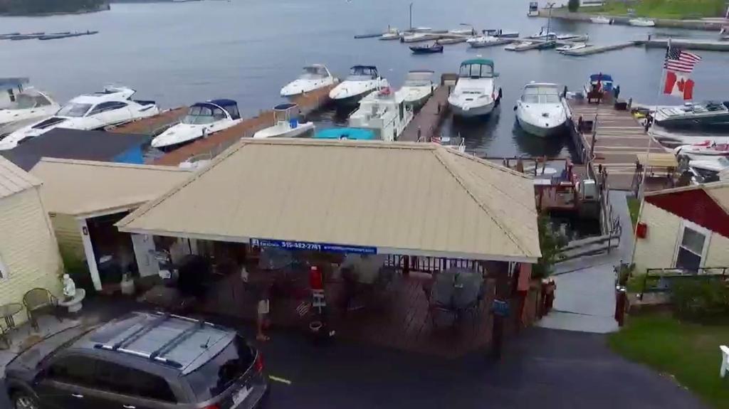 een groep boten aangemeerd in een jachthaven bij Hills Motel & Marina in Alexandria Bay